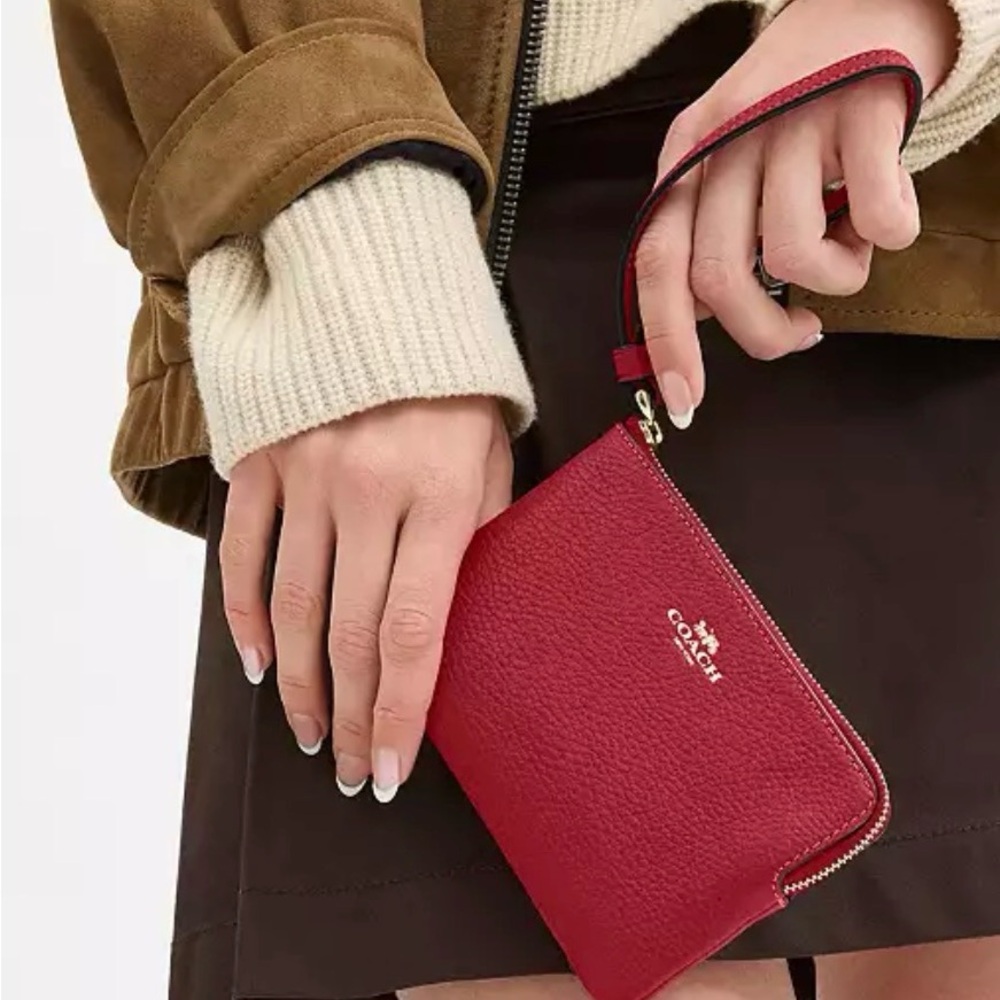 COACH SCARLET RED LEATHER CORNER ZIP WRISTLET. - Picture 3 of 3